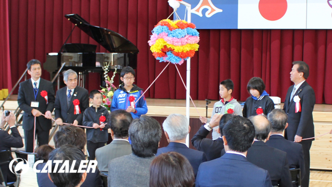 千浜小学校へグランドピアノを寄贈しました