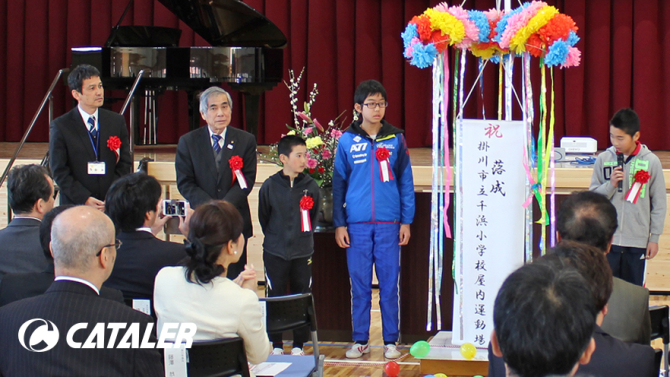 千浜小学校へグランドピアノを寄贈しました